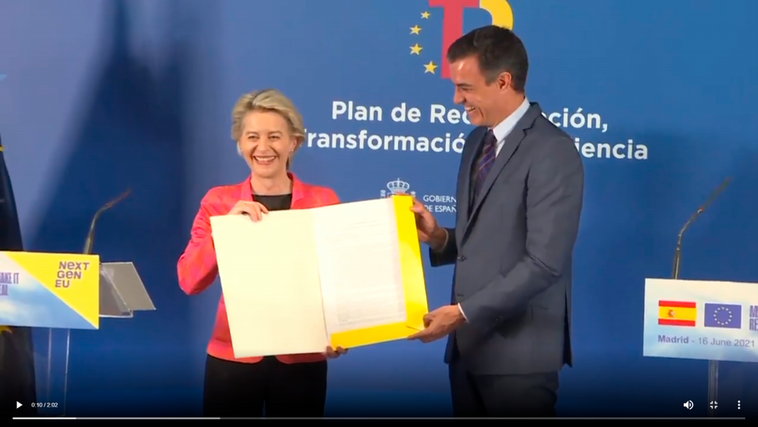 Ursula von der Leyen y Pedro Sánchez junto al plan de recuperación.