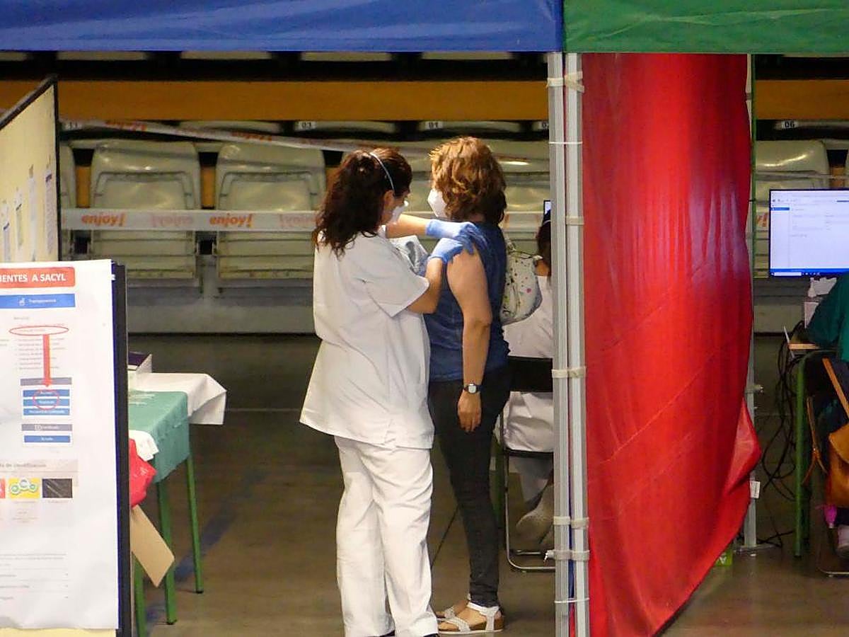 Una mujer recibe la vacuna en el Multiusos