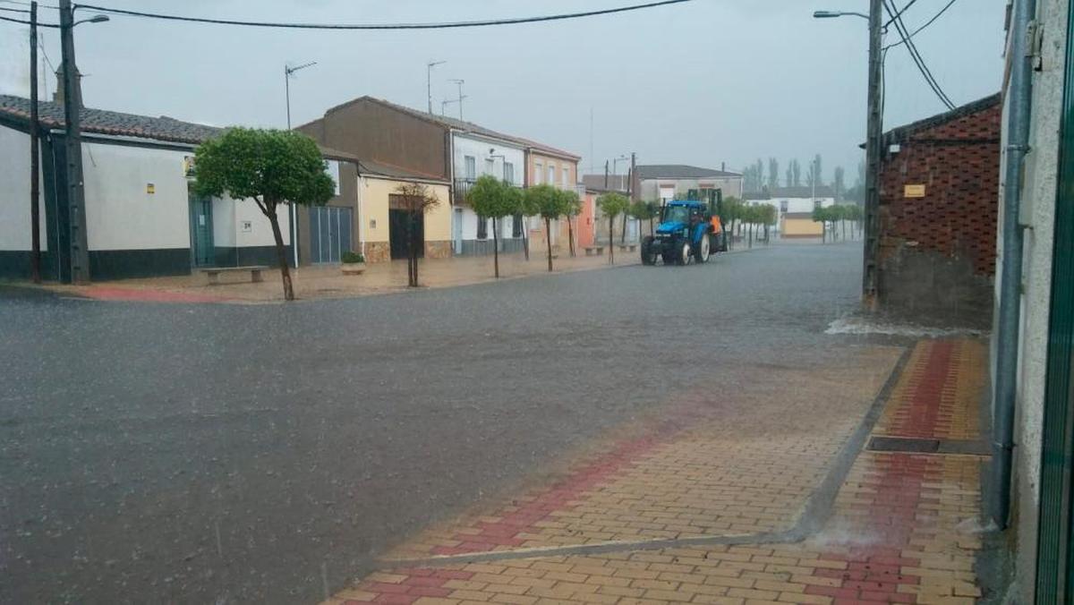 Las calles de Villoria anegadas de agua durante la tormenta.