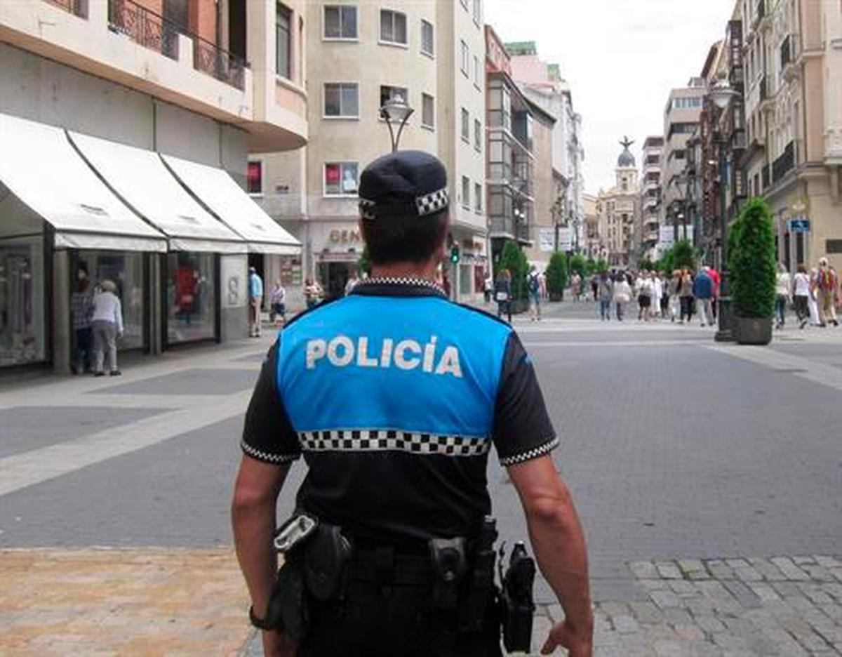 Un policía local, de patrulla