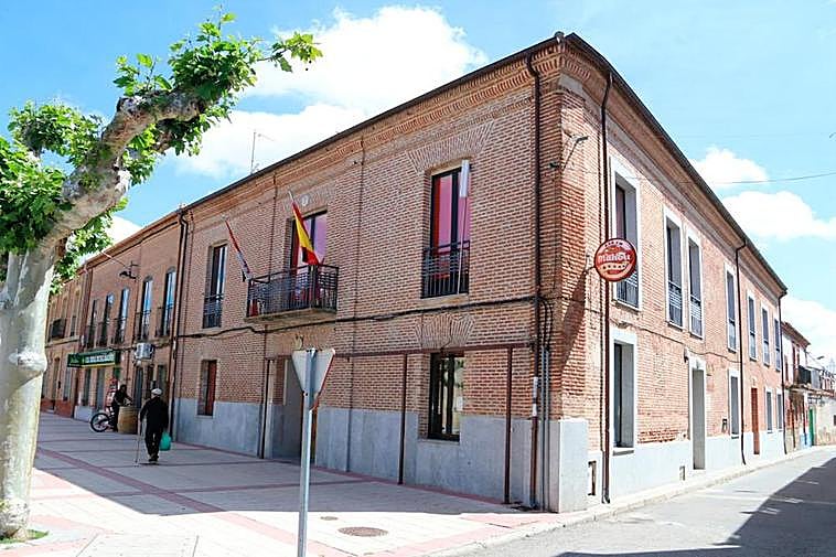 Edificio multiusos de la villa en el que se encuentra temporalmente el Consistorio