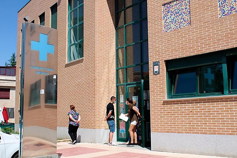Varias personas transitan en la entrada del consultorio médico de Carbajosa de la Sagrada.