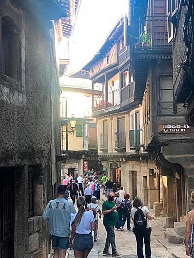 Turistas paseando por la calle principal de La Alberca.