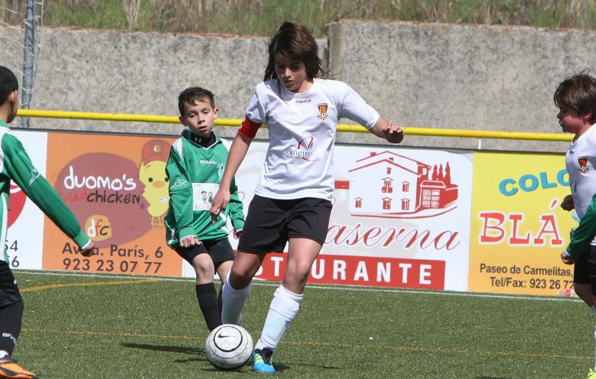 Carmen Álvarez disputando un partido con la camiseta mirobrigense. | ARCHIVO