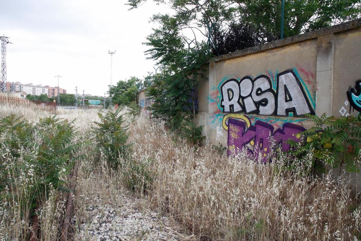 Pintada realizada por el menor de 14 años junto a la vía del tren y próxima al antiguo Merca.