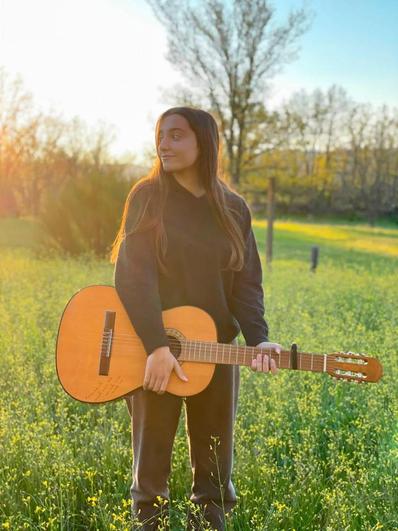 Soosie, la cantautora de 19 años que emociona con su tema dedicado a Salamanca