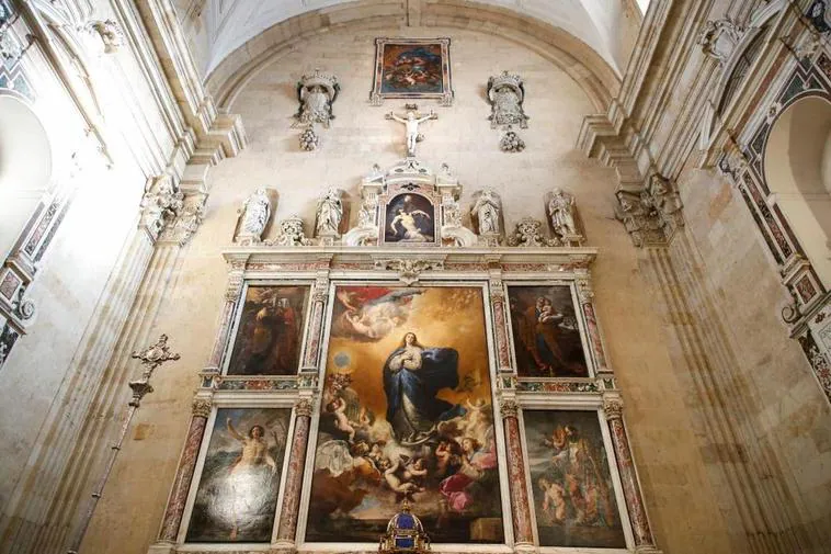 El retablo mayor de la Purísima, con la Inmaculada de José Ribera como obra central.