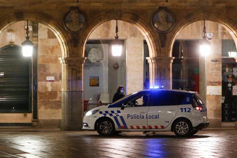 Un vehículo de la Policía Local en la Plaza Mayor de Salamanca.