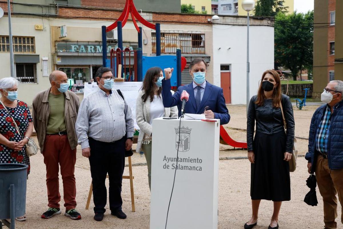 El alcalde anunció una mejora en el parque de Maestro Jiménez.