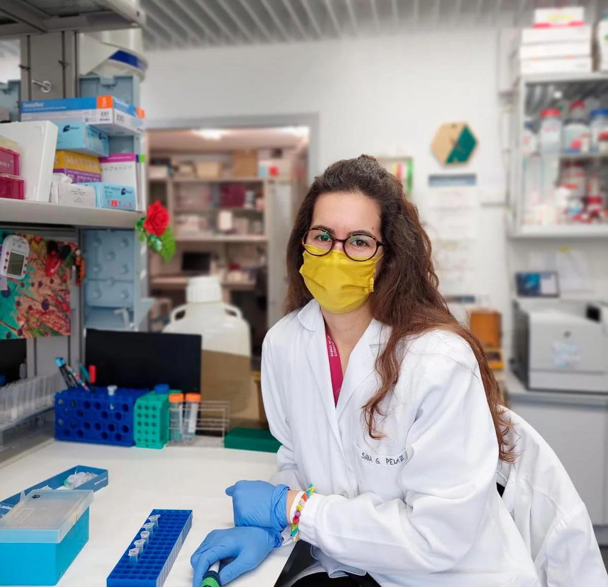 Sara Gutiérrez, en el laboratorio del Instituto de Neurociencias en el que ha desarrollado su contrato  de la Junta.