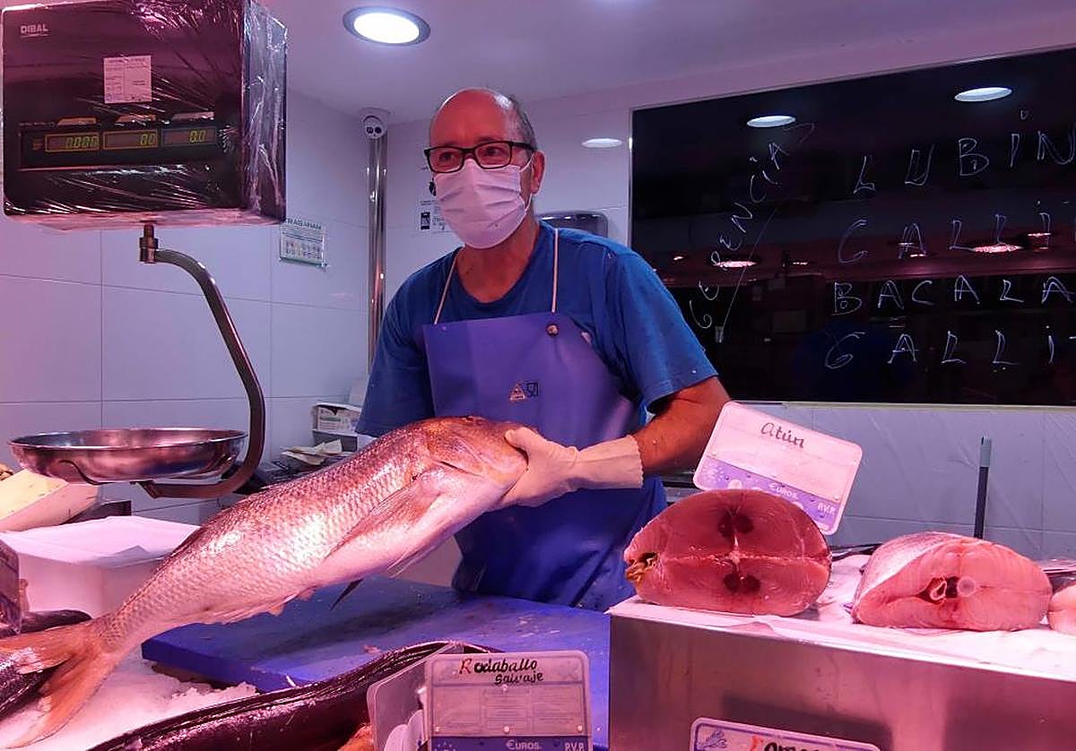 Un pescadero muestra una pieza de hurta, poco habitual en Salamanca.