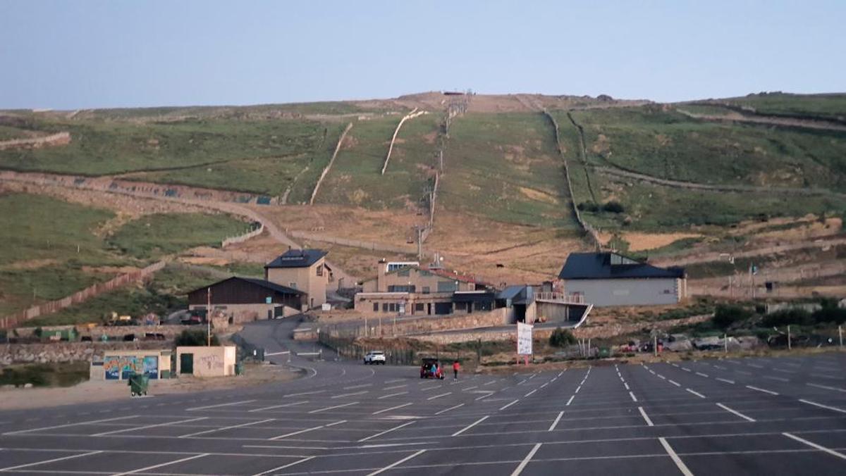 Imagen de la estación de esquí de Béjar, La Covatilla, sin nieve abierta al público como centro turístico.