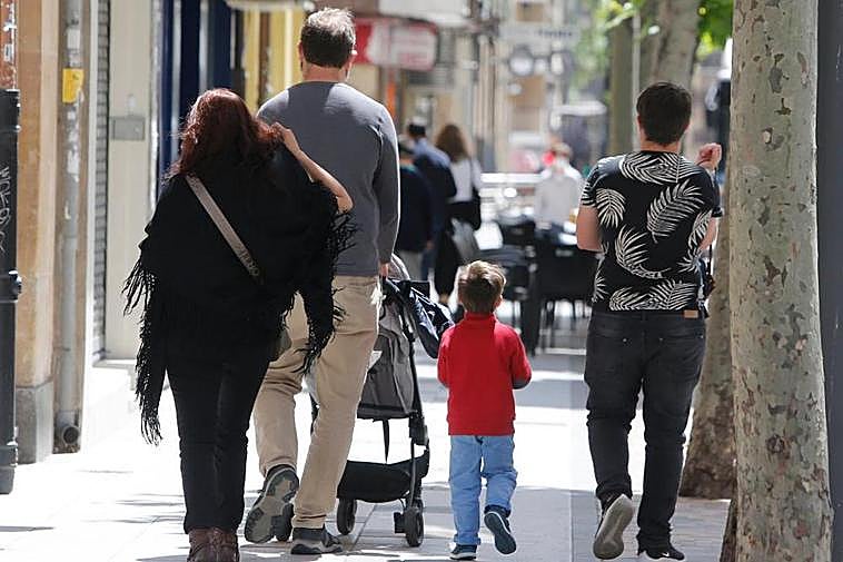 Una familia con niños paseando por la ciudad.