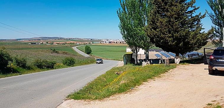 El estado actual del Camino de Valdehigal donde se va a construir un acerado peatonal.