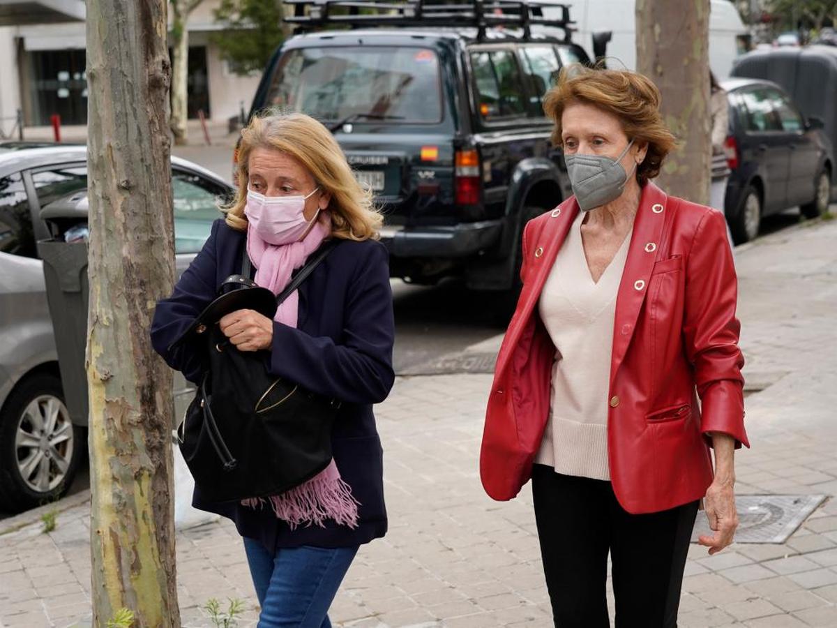 Las hermanas de Mila Ximénez, junto al domicilio de la periodista.