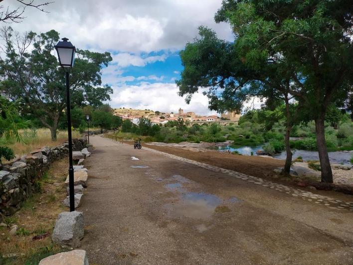 Imagen de las farolas, el vallado y la arena extendida en la playa de Puente del Congosto.