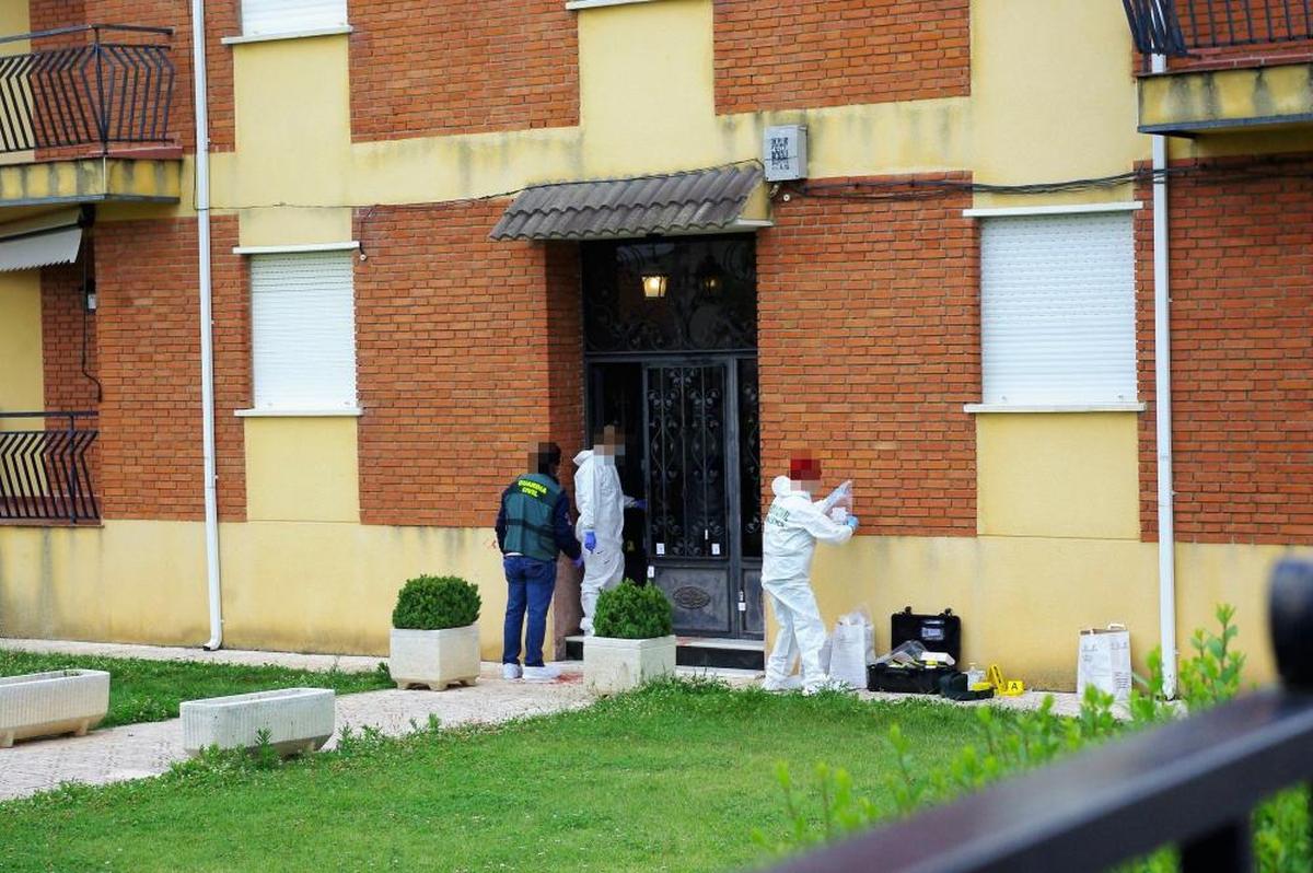 Guardia Civil y Policía Científica, en la casa donde se produjo el suceso.