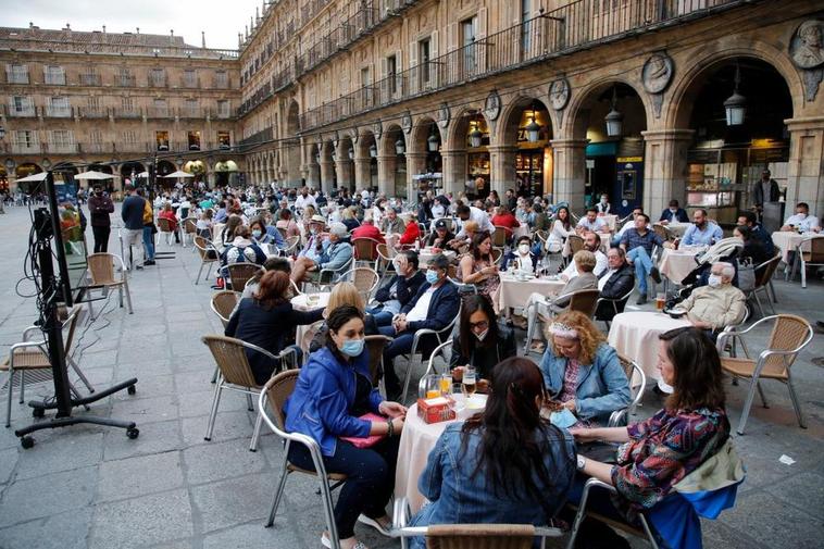 La mascarilla en la calle, solo obligatoria si no se cumple el metro y medio de distancia y en grandes eventos