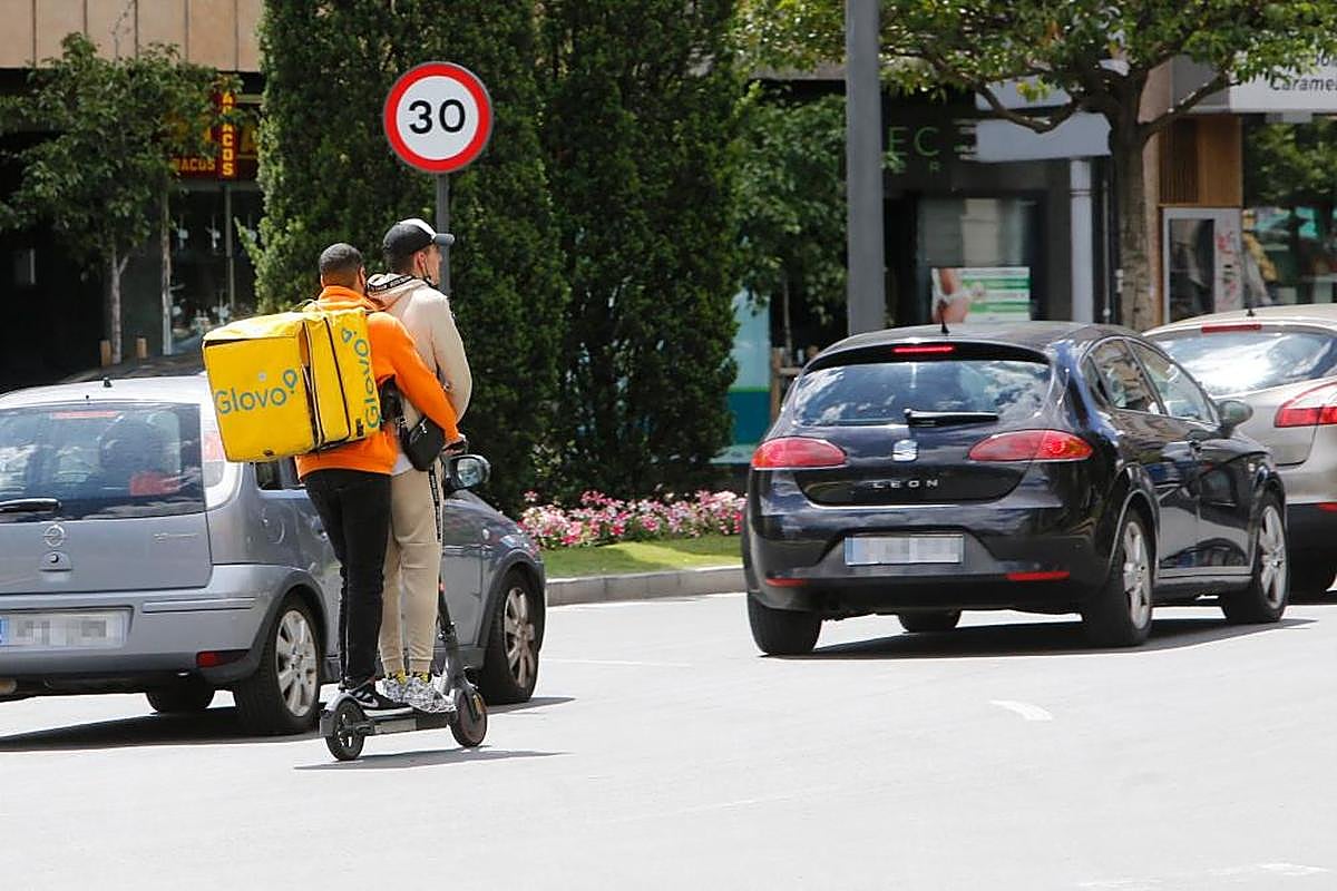Dos usuarios sobre un mismo patinete, una práctica sancionable con 100 euros.