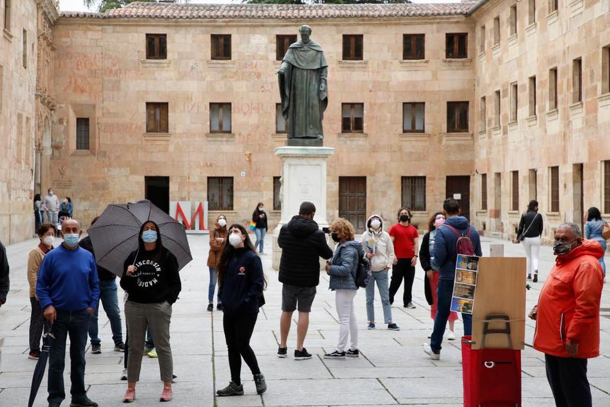 Turistas observando la fachada de la Universidad de Salamanca. I ALMEIDA