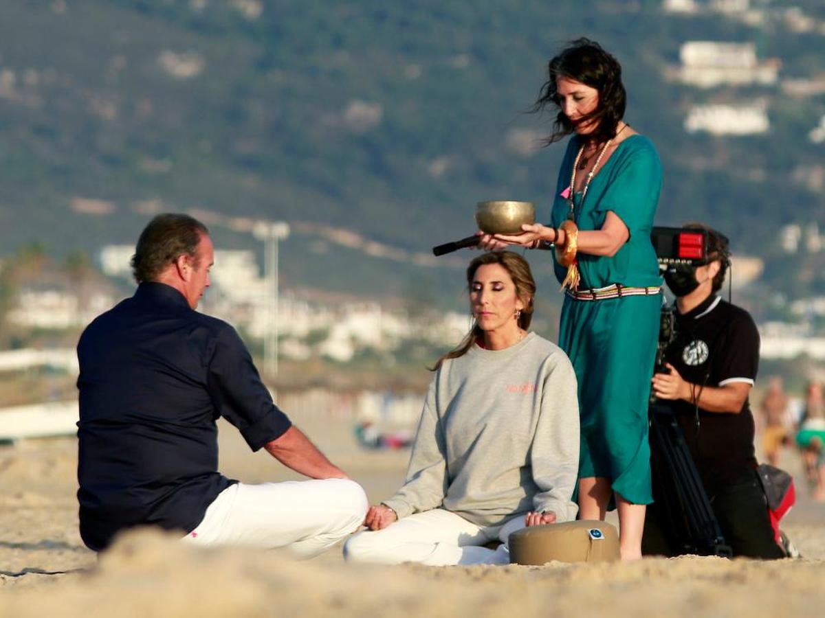 Bertín Osborne y Paz Padilla, meditando en la playa