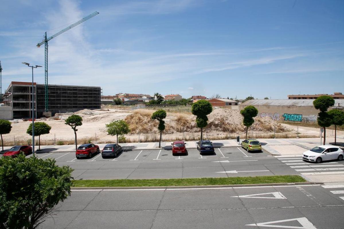 Solar de la avenida Santiago Madrigal, junto a la residencia, en el que se proyecta el centro de menores. I ALMEIDA