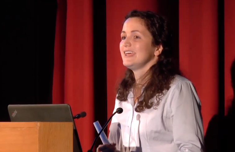 María Hernández en una de sus conferencias.