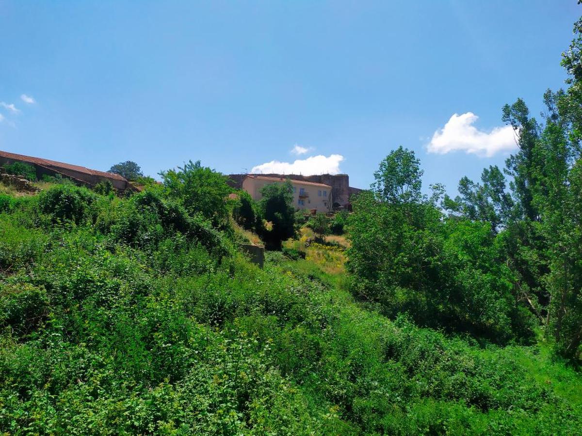 Vista de uno de los puntos de vertido de Monleón con la muralla al fondo