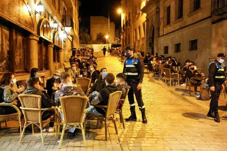 Una docena de multas por no llevar la mascarilla en Salamanca la víspera de su ‘eliminación’ en exteriores