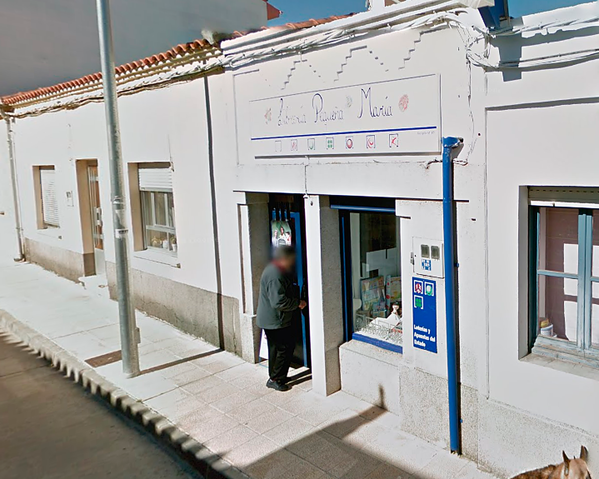 Entrada de la librería “Pequeña María”, donde se vendió el primer premio de la Lotería