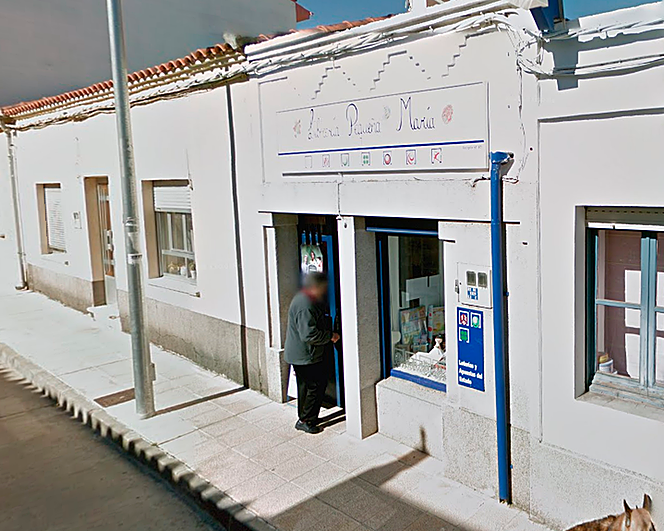 Entrada de la librería “Pequeña María”, donde se vendió el primer premio de la Lotería