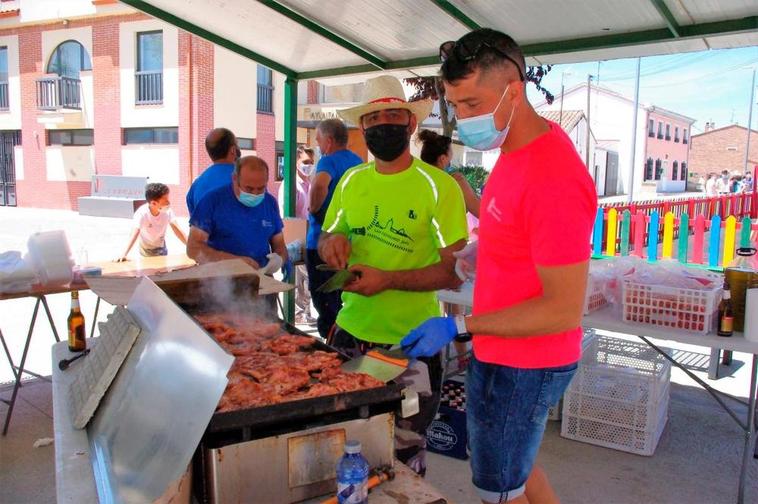 La elaboración de la parrillada que degustaron los vecinos a la hora de comer.