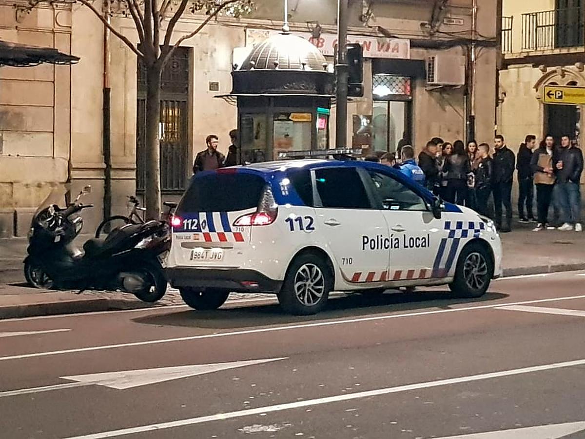 Una patrulla de la Policía local de patrulla por la noche salmantina