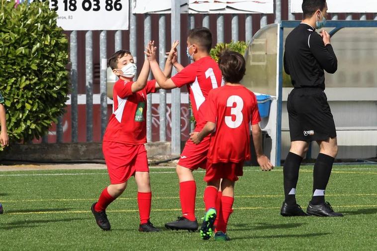 Benjamines del Navega celebran un gol anotado esta pasada campaña.