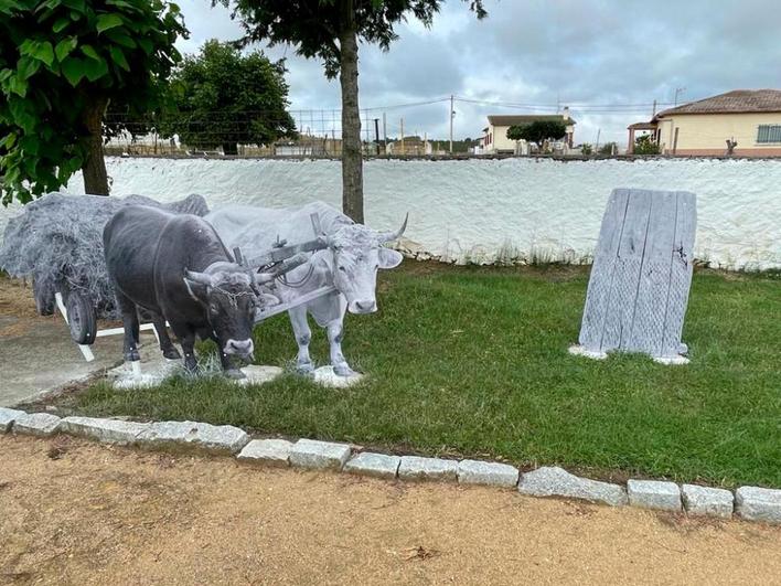 La yunta de bueyes tirando del carro y el trillo tradicional en el nuevo parque de Galinduste.