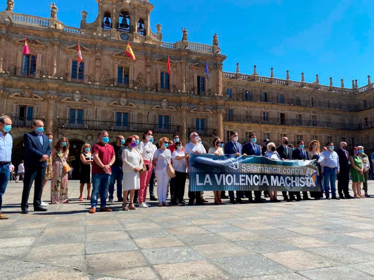 Autoridades guardaron un minuto de silencio en la Plaza Mayor