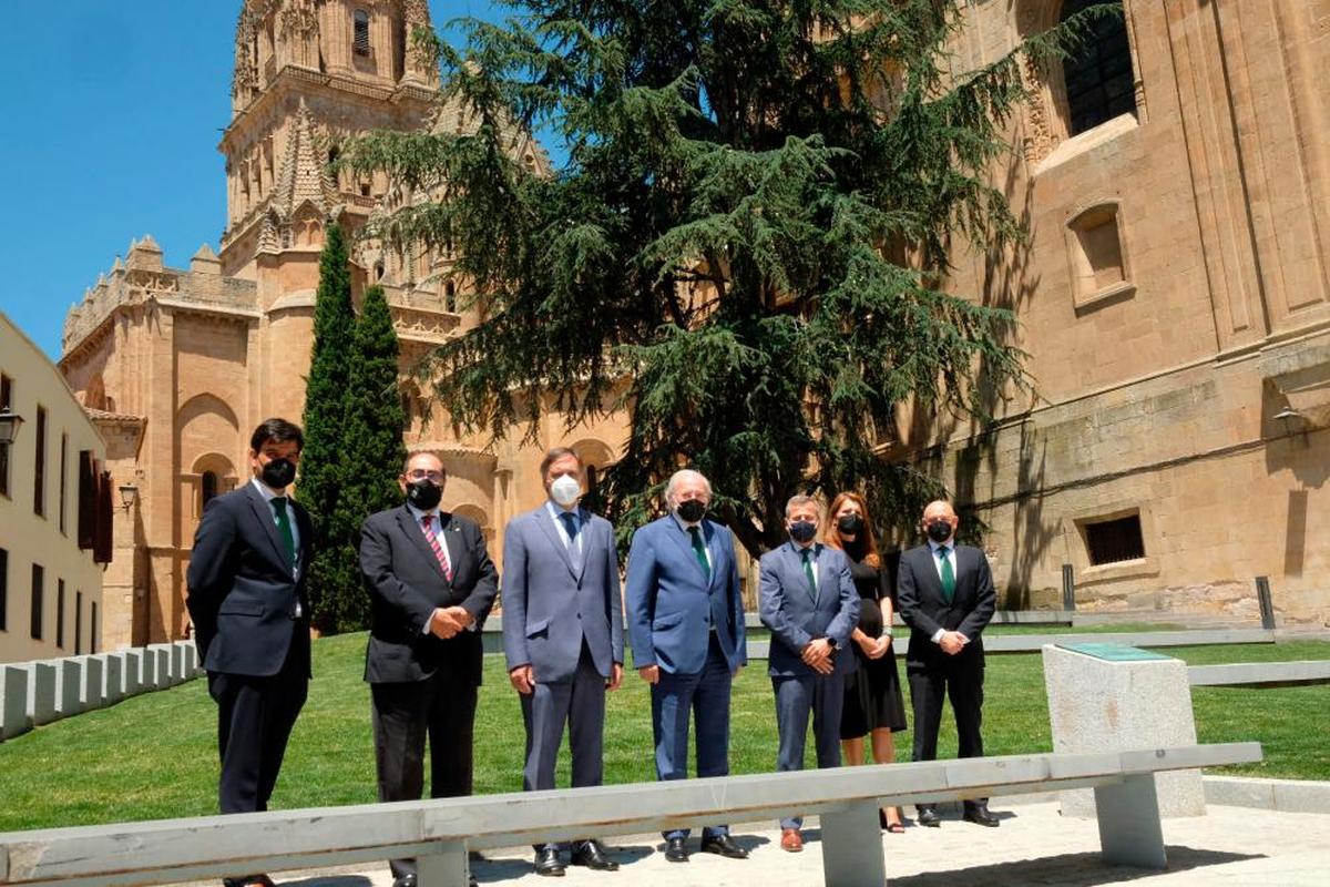 Descubrimiento de la placa en el jardín del Patio Chico.