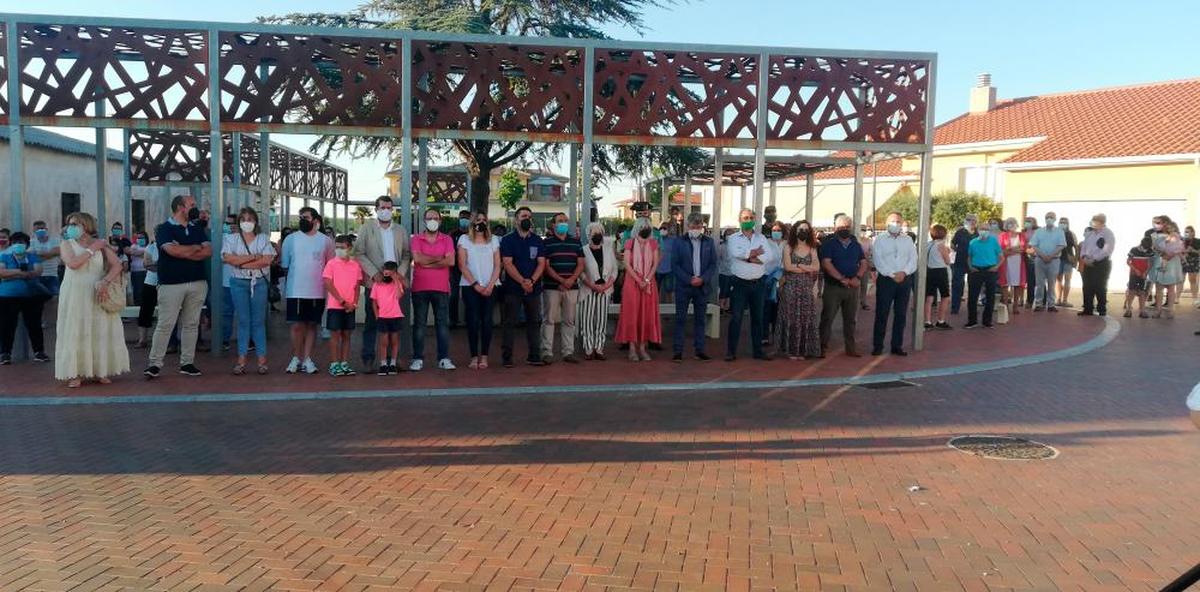 Las autoridades presentes en la concentración de Doñinos.