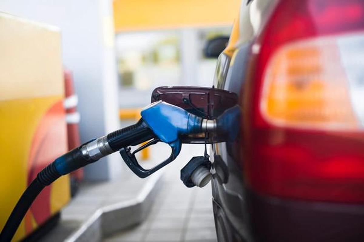 Coche repostando en una gasolinera