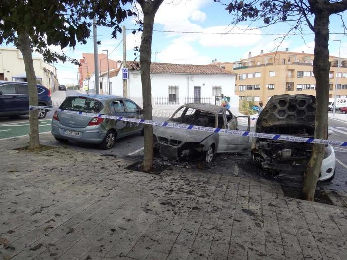 Los dos coches calcinados en San José