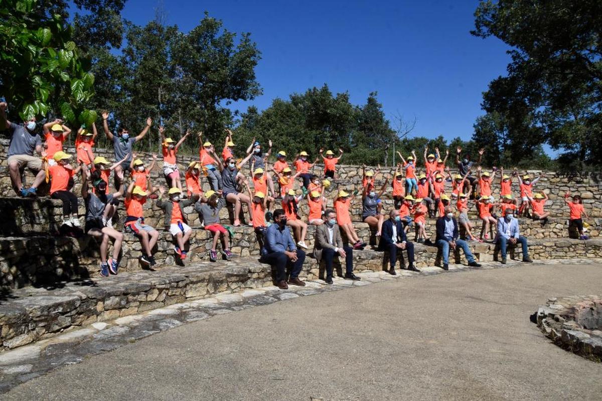 Las autoridades y monitores con los niños participantes en el campamento de La Legoriza”.