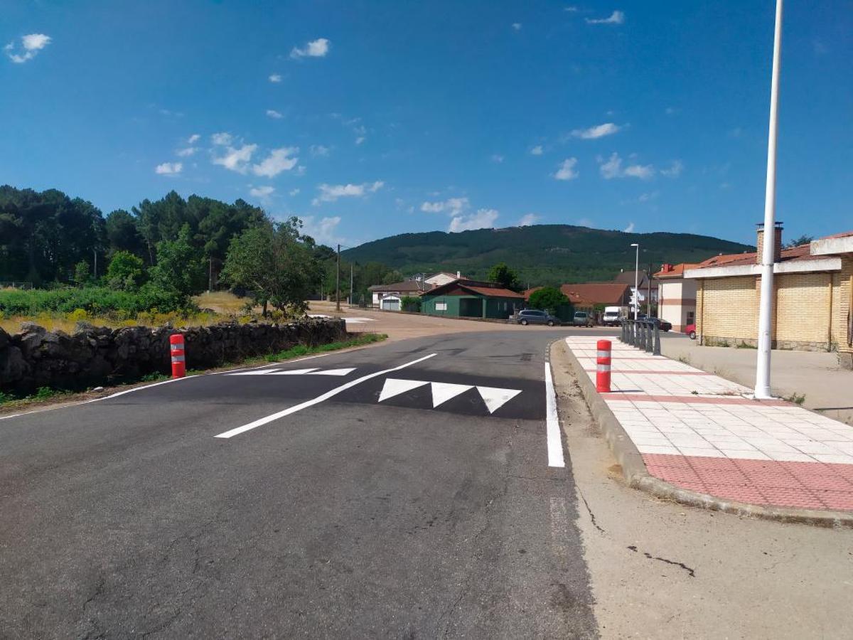 Reductor construido en el acceso a Linares desde Guijuelo junto a la escuela infantil y el centro de salud.