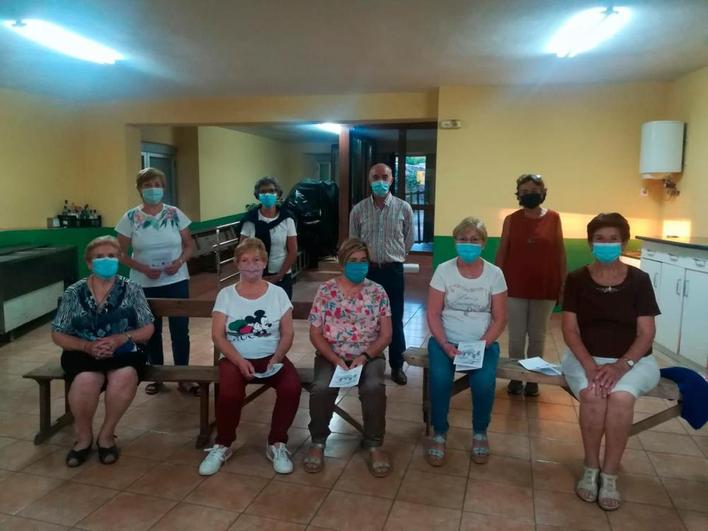 Un grupo de mayores de Valdesangil en una de las actividades del programa