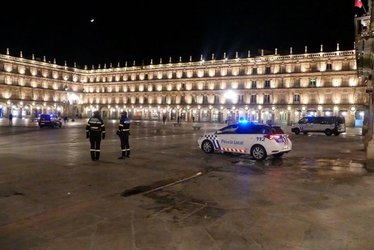 Vigilancia policial en la Plaza Mayor durante el toque de queda.