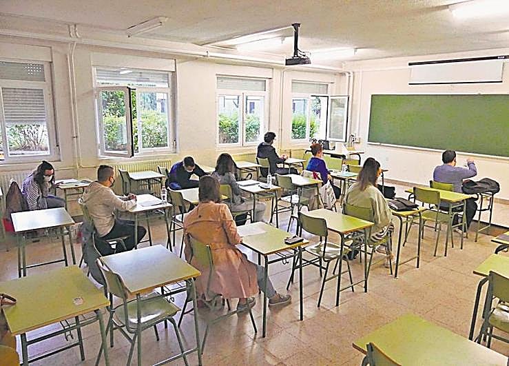 Docentes antes de comenzar el primer examen de la oposición el pasado 19 de junio.
