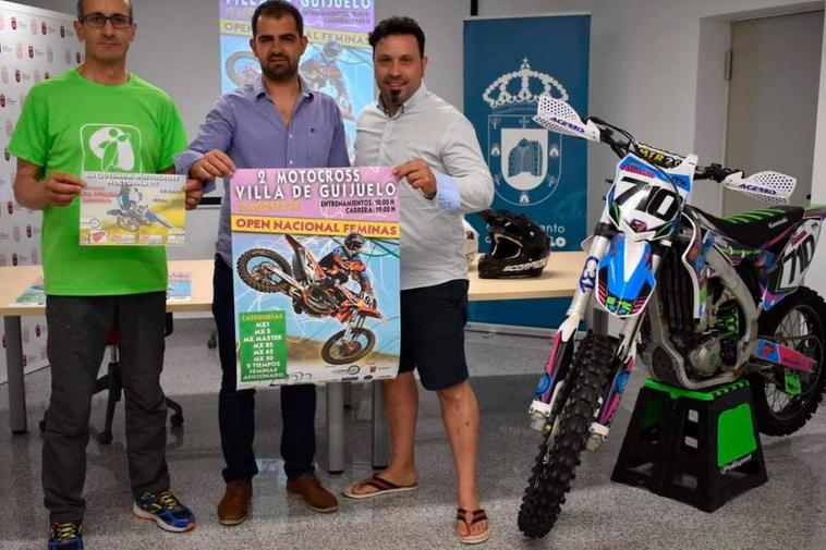 Alfredo Alonso, con su inseparable moto, durante una presentación en Guijuelo.