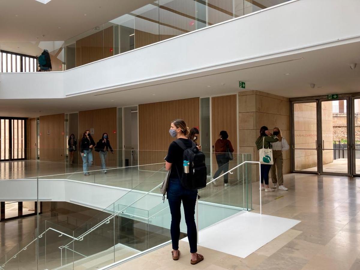 Estudiantes extranjeros de español por los pasillos del nuevo edificio de Cursos Internacionales.