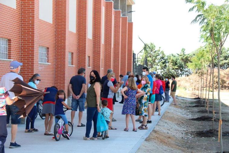 La afluencia al cribado covid en el pabellón fue masiva desde primera hora de la tarde.