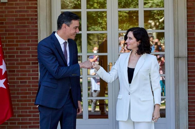 Pedro Sánchez e Isabel Díaz Ayuso entrochocan puños