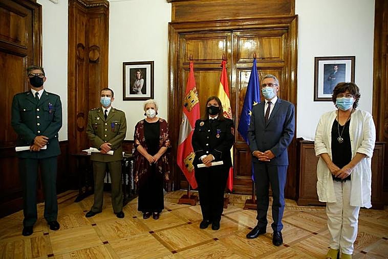 Los premiados junto delegado del Gobierno de Castilla y León, Javier Izquierdo